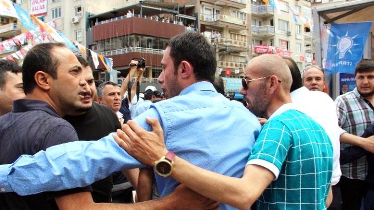 MHP\'lilerden AK Parti Standına Saldırı