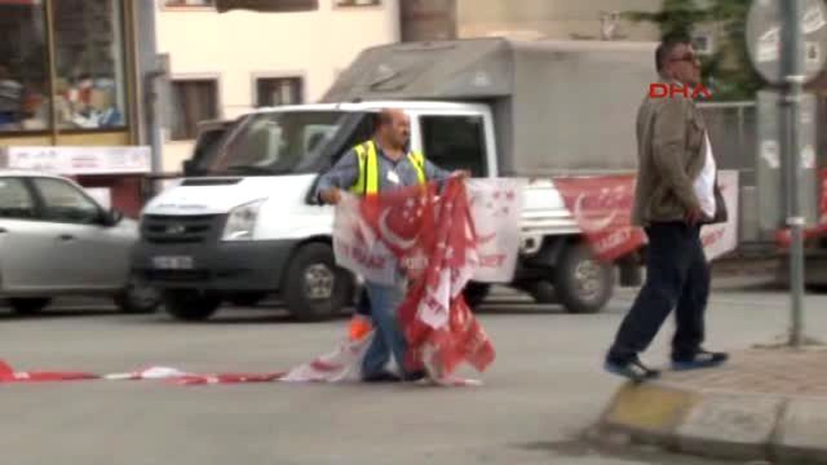Parti Pankart ve Afişleri Toplanıyor
