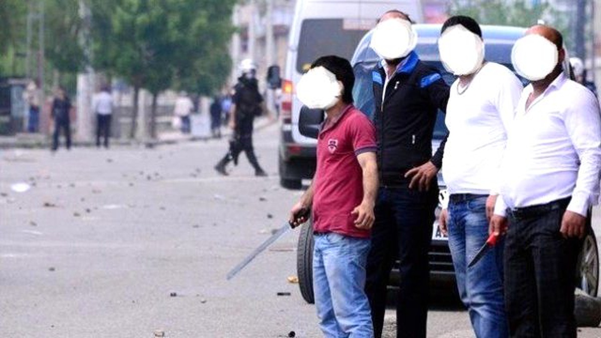 Selahattin Demirtaş\'ın Twitter Adresinden Paylaştığı Bıçaklı Şahıslar Yakalandı