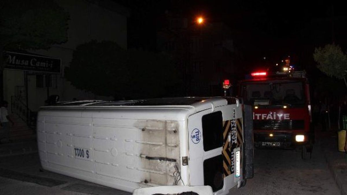 Ticari Araçla Çarpışan Minibüs Yolun Ortasında Yan Yattı: 5 Yaralı