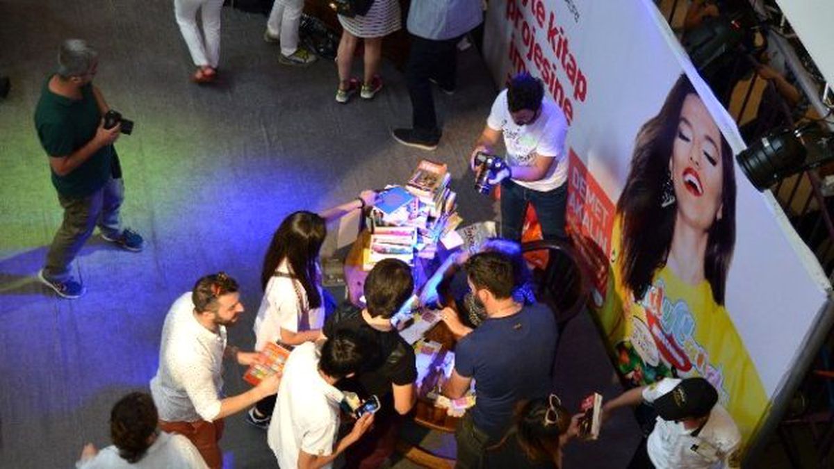 Ünlü Pop Sanatçısı Demet Akalın Forum Kayseri\'de Hayranlarıyla Buluştu