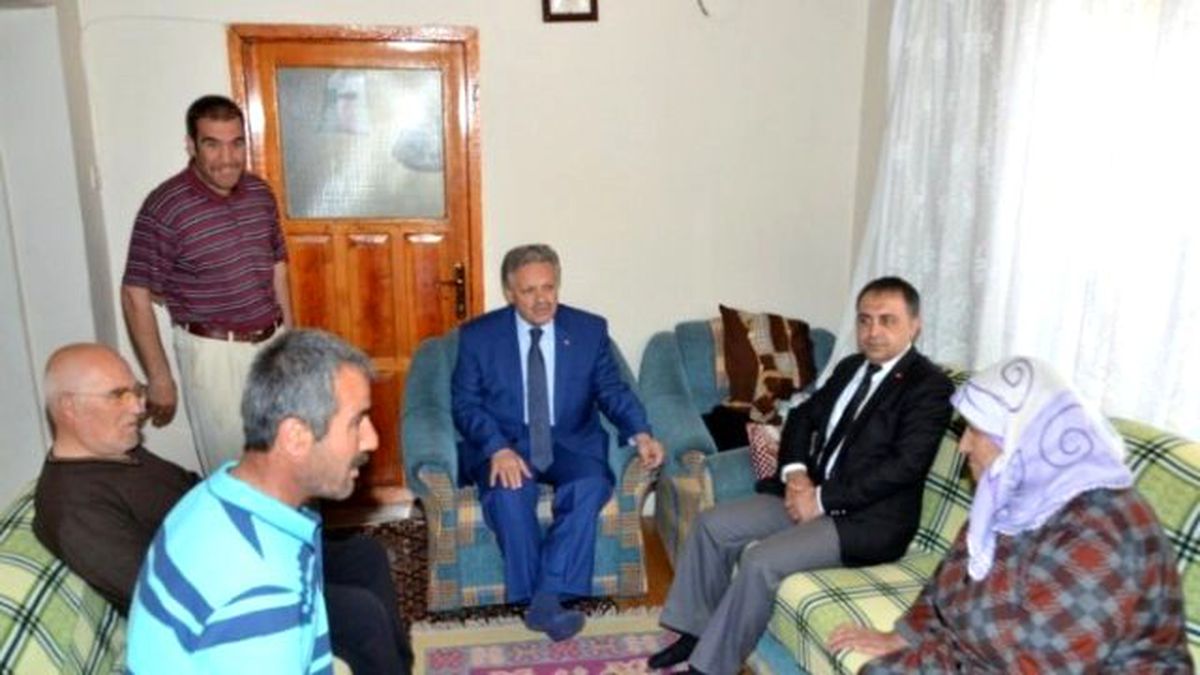 Vali Kahraman Karşılaştığı Vatandaşa Şefkat Eli Uzattı