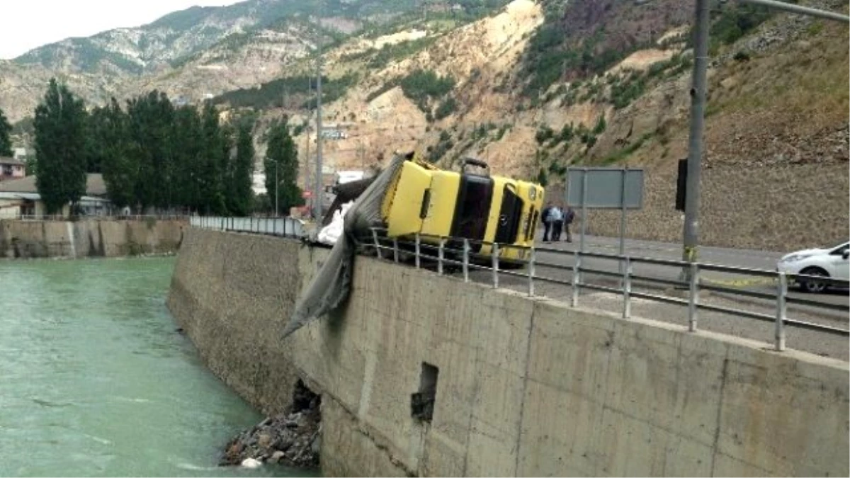 Yol Çöktü, TIR Şoförü Canını Zor Kurtardı