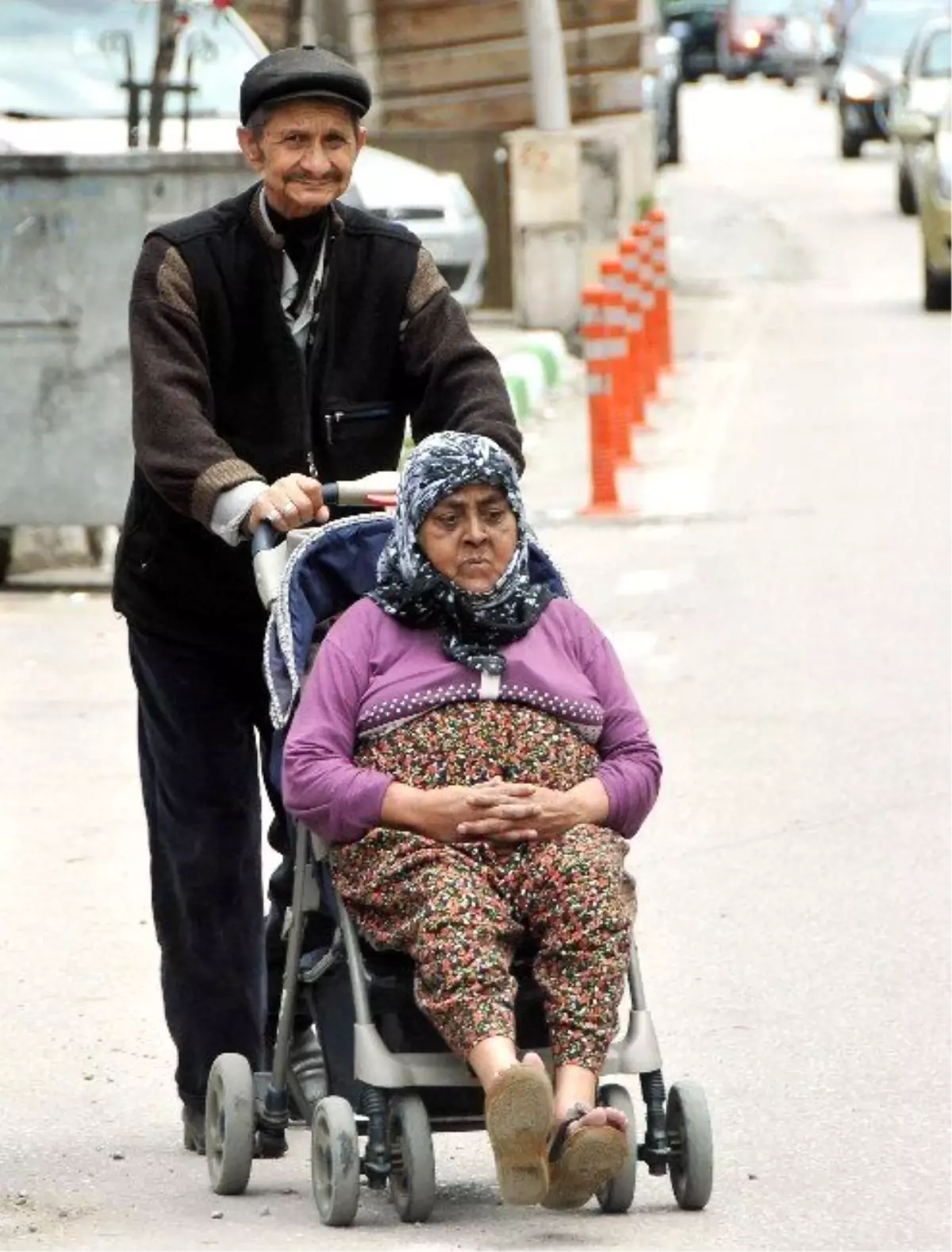 40 Yıllık Hayat Arkadaşını Bebek Arabasıyla Sandığa Taşıdı