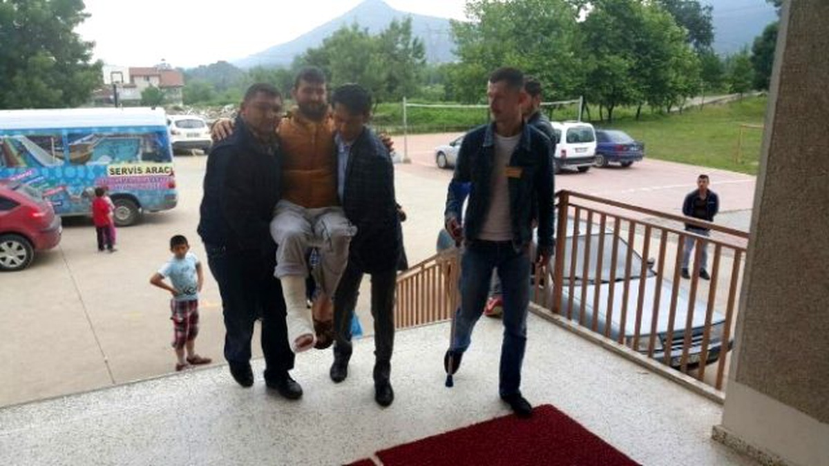 Alçılı Ayağı ile Oy Vermeye Gitti
