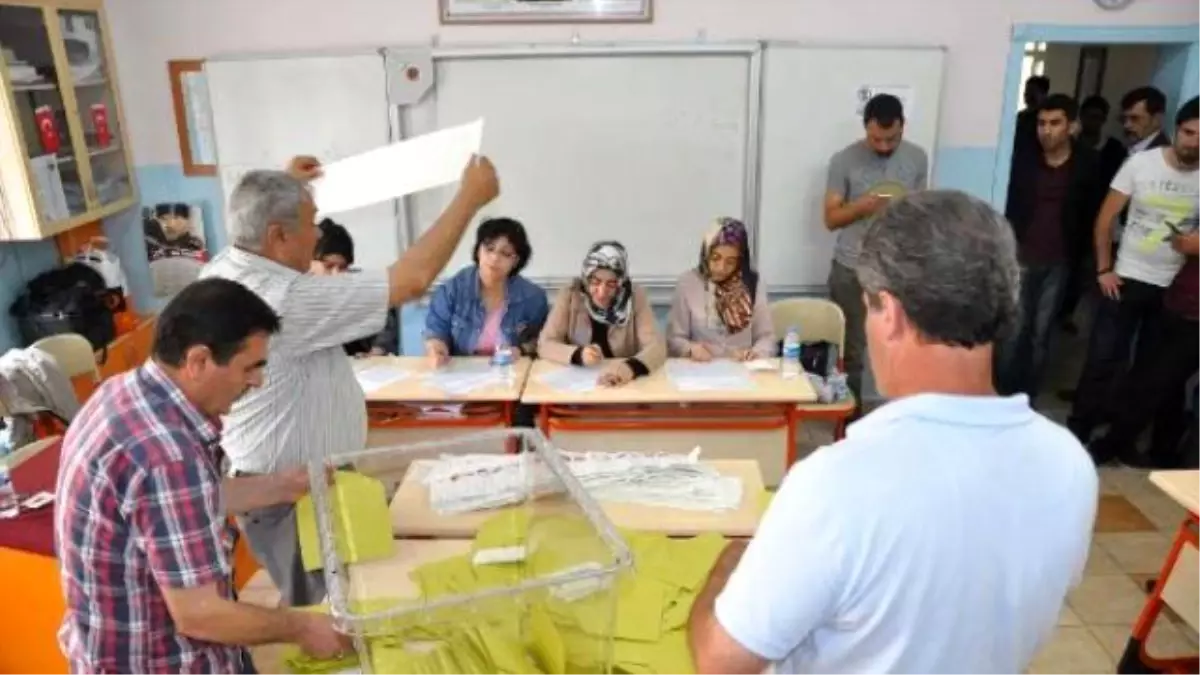 Bakan Yılmaz\'ın Sandığından AK Parti Birinci Çıktı