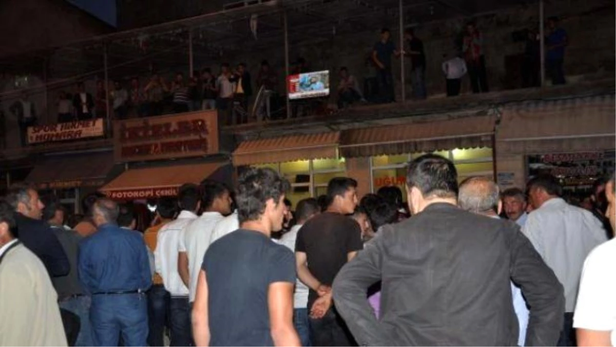 Bitlis\'te Seçim Sonuçlarını Sokakta İzlediler