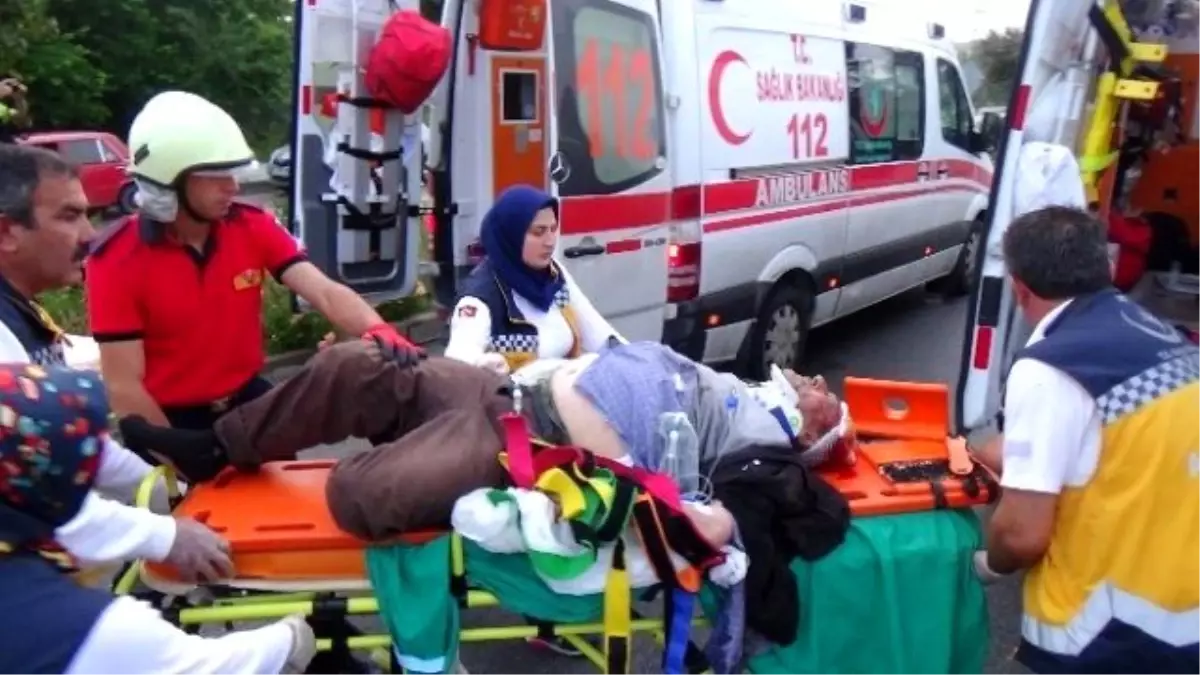 Bolu\'da Hasta Taşıyan Ambulansla Otomobil Çarpıştı