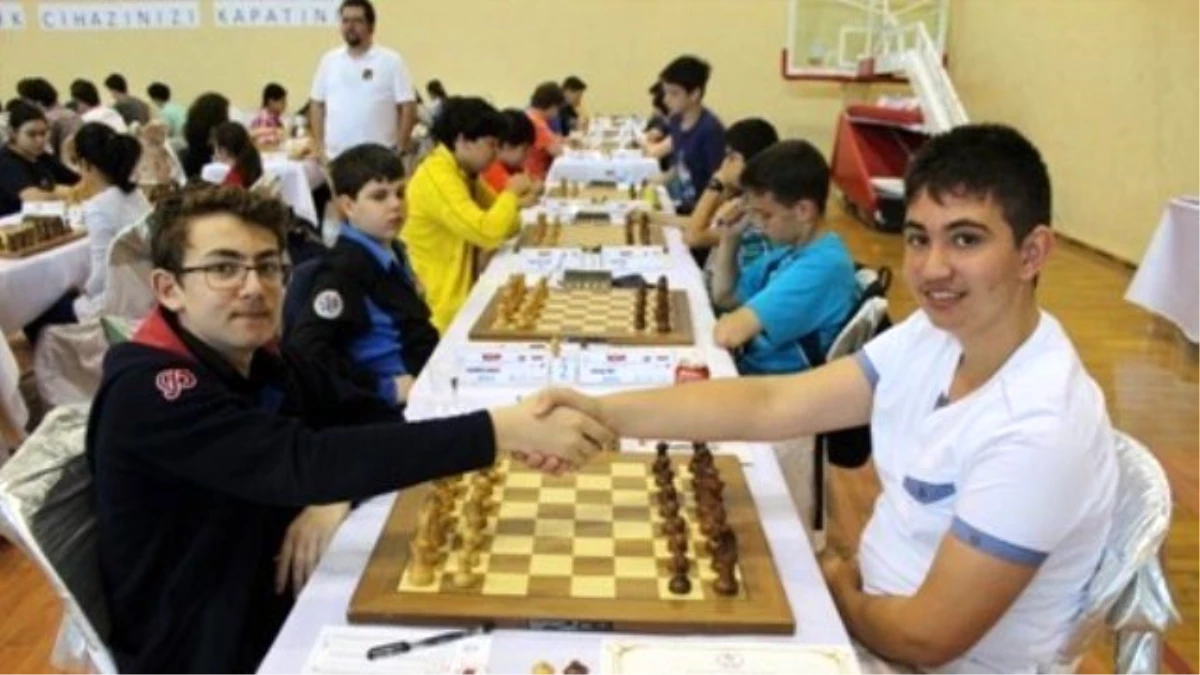 Burhaniye\'de Satranç Şampiyonası Sona Erdi