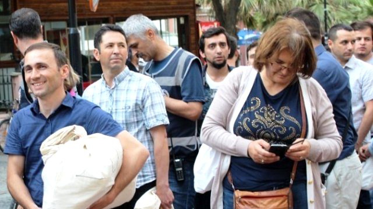 Çanakkale\'de Ysk Sistemi Kilitlendi, Kapıda Kuyruklar Oluştu