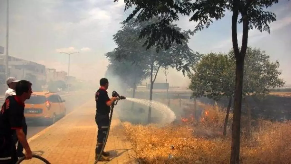 Cezaevi Yakınındaki Arazide Anız Yangını Korkuttu