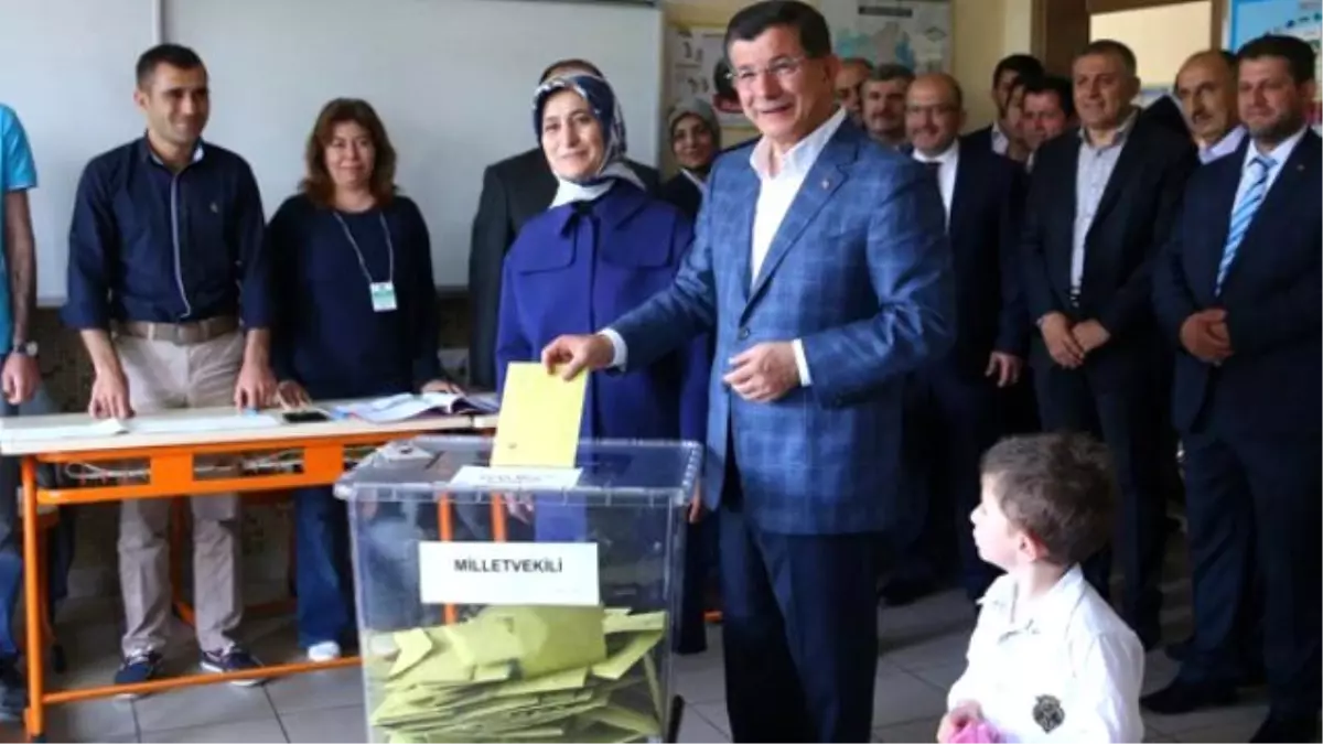 Davutoğlu\'nun Oy Kullandığı Sandıktan AK Parti Birinci Çıktı