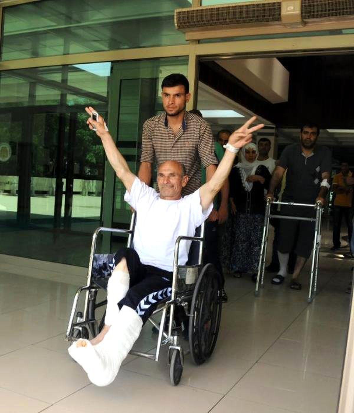 Diyarbakır\'da Bombalı Saldırıda Yaralananlar da Oy Kullandı