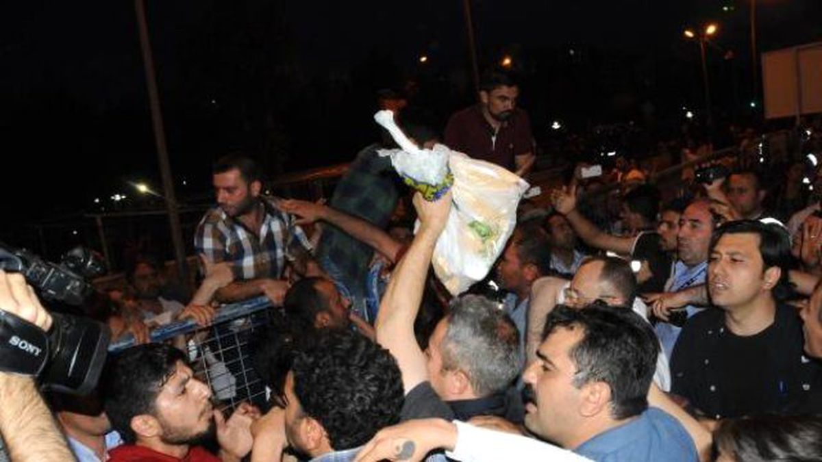 Diyarbakır\'da Seçim Kurulu Önünde Gerginlik