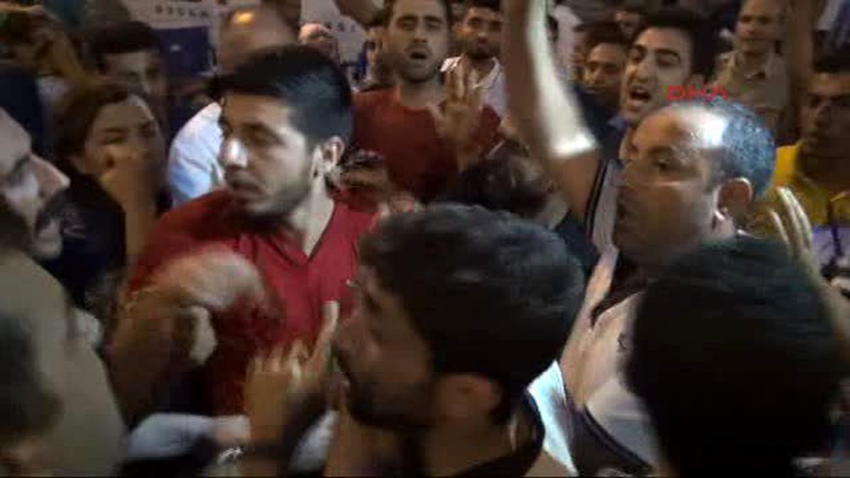 Diyarbakır\' da Seçim Kurulu Önünde Gerginlik