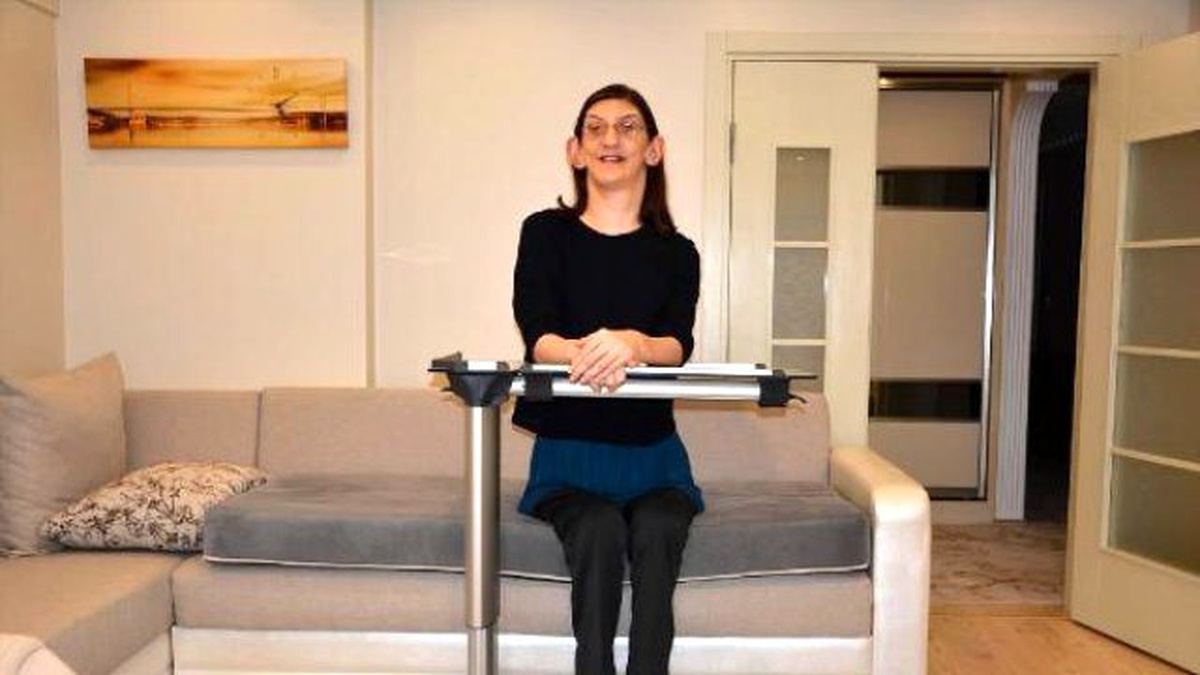 Dünyanın En Uzun Boylu Kızı İlk Oyunu Kullanamadı
