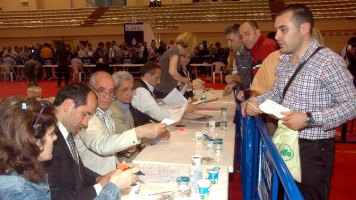 Fatih\'te Sayılan Oylar Çuvallarla Toplama Merkezine Getiriliyor