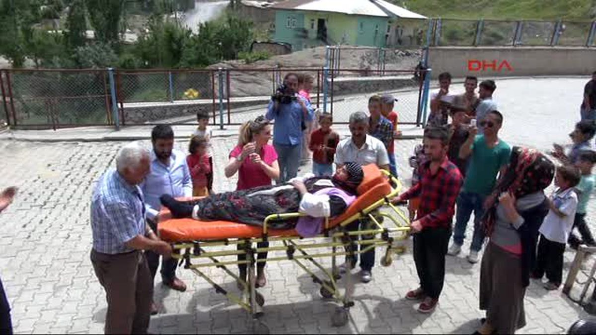 Hakkari Sedye Üzerinde Oy Kullanmaya Geldi