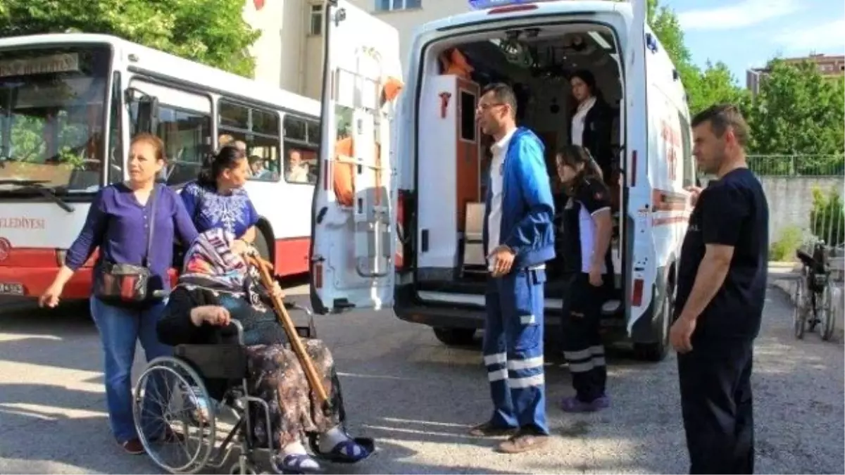 Huzurevi Sakinleri, Ambulanslarla Oy Kullanmaya Götürüldü