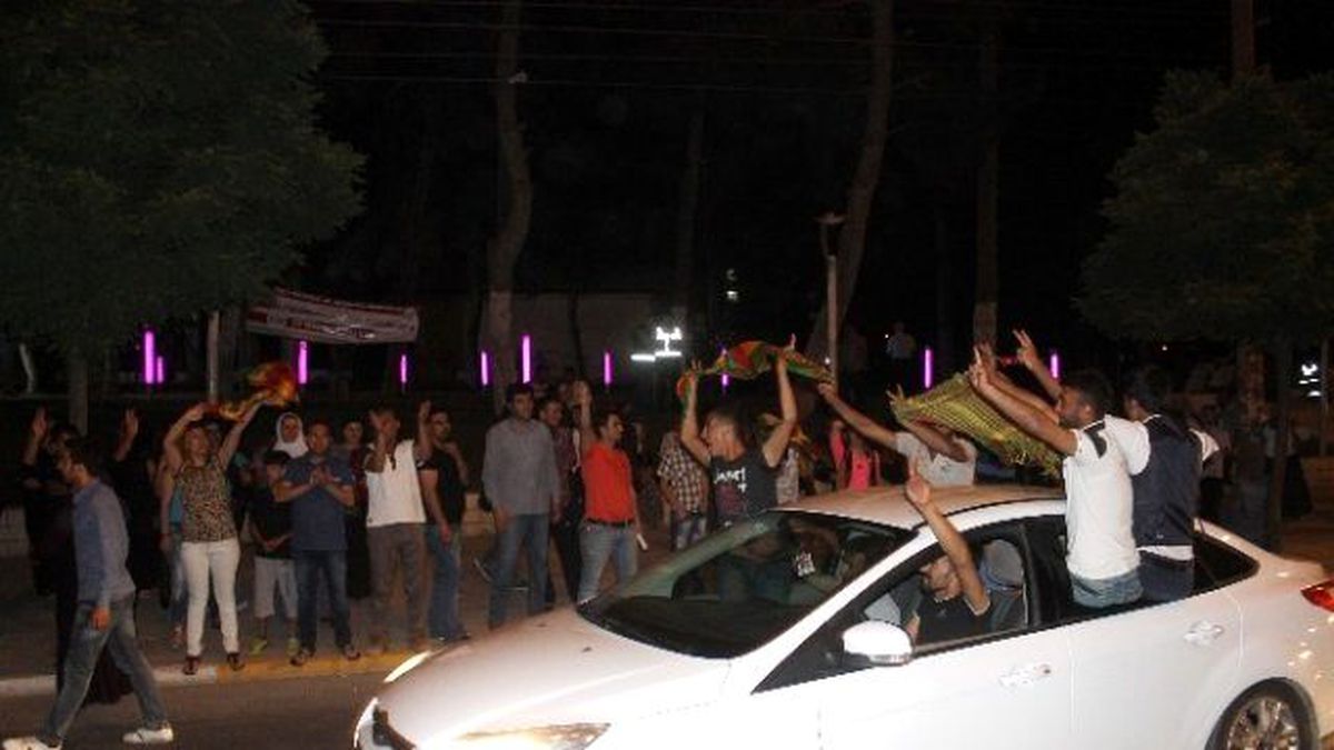 Mardin\'de AK Parti Bayrağına Saldırı