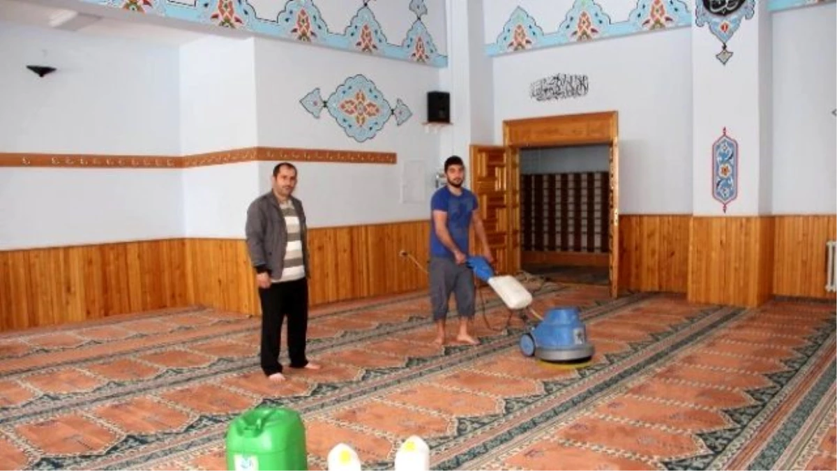 Oltu\'da Ramazan Öncesi Cami Temizliği