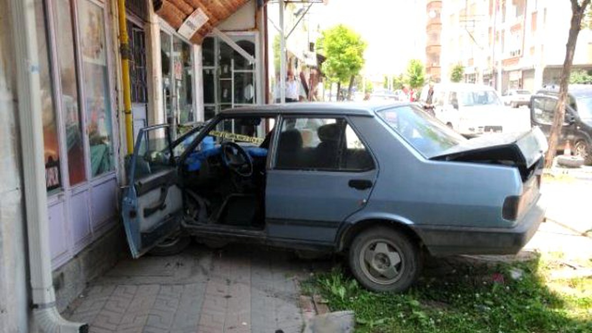 Sivas\'ta Otomobil Apartmana Çarptı: 2 Yaralı