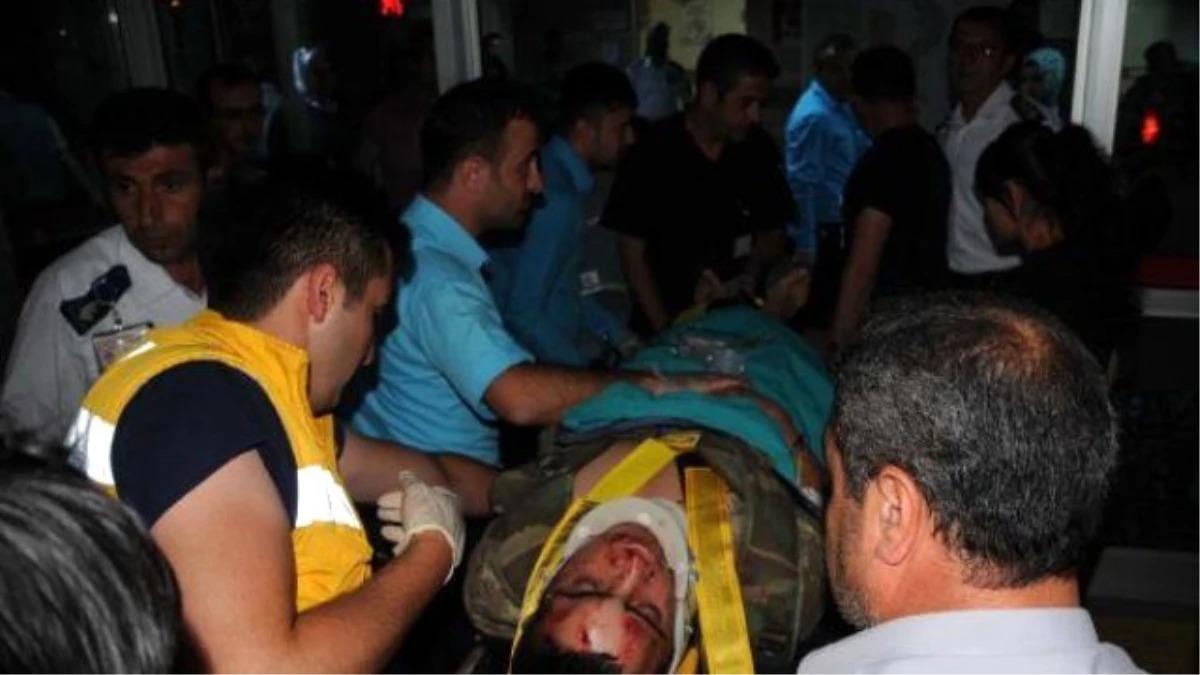 Tokat\'ta Asker Taşıyan Araç Devrildi: 10 Yaralı