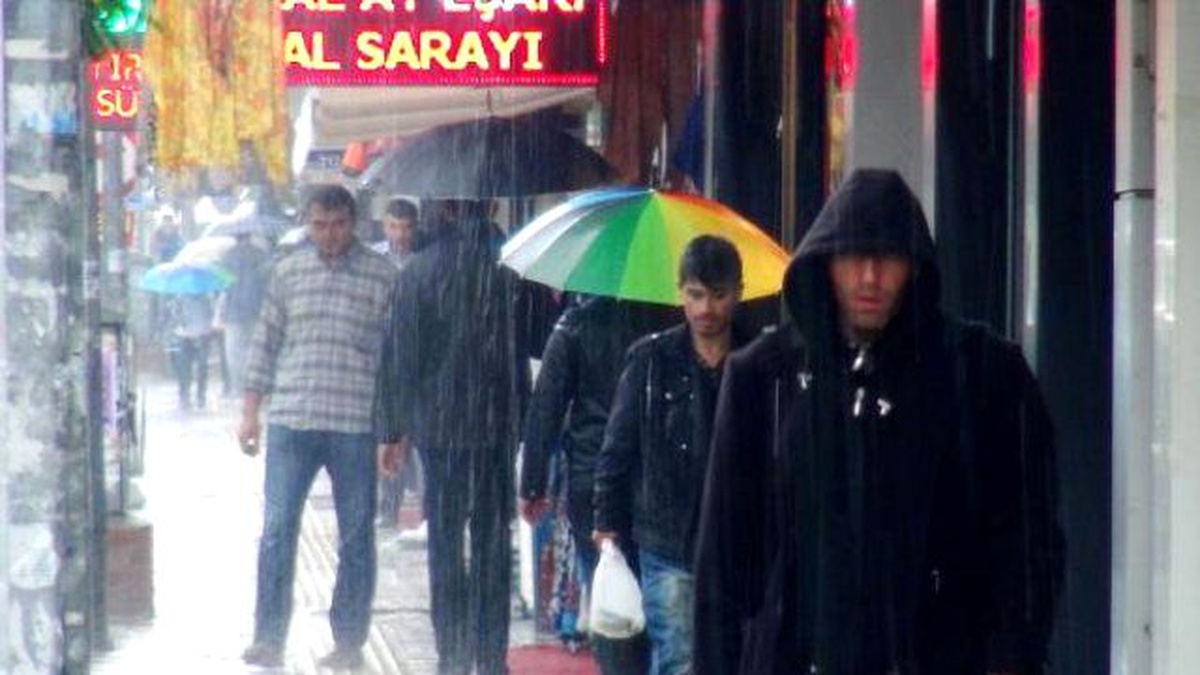 Afyonkarahisar\'da Yağmur Hazırlıksız Yakaladı