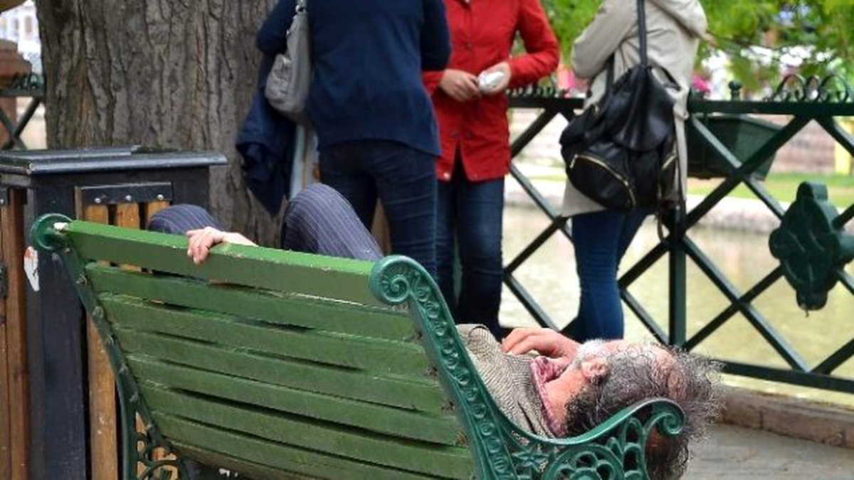 Bankta Saatlerce Süren Uyku Keyfi