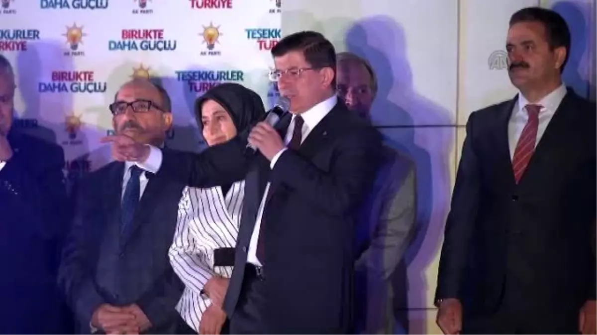 Davutoğlu: "Her Partinin Şiddetle Terörle Arasına Mesafe Koyması Gerekir"