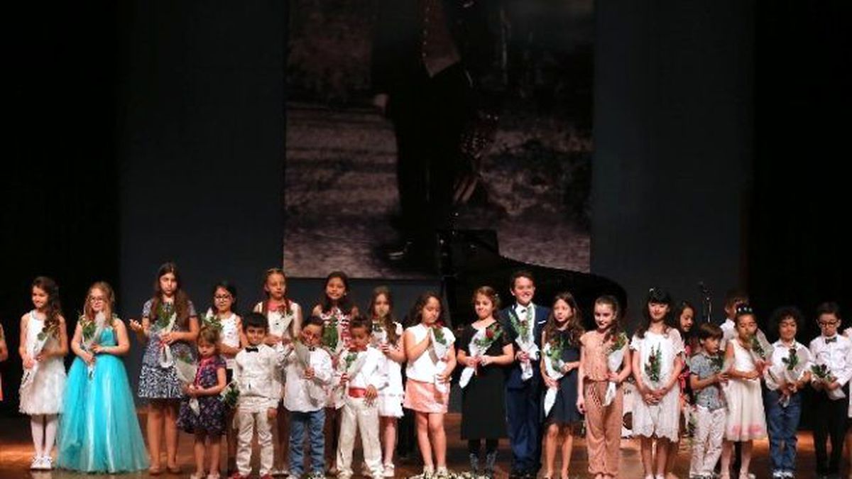 Doktorluk Kariyerine Müziği Ekledi