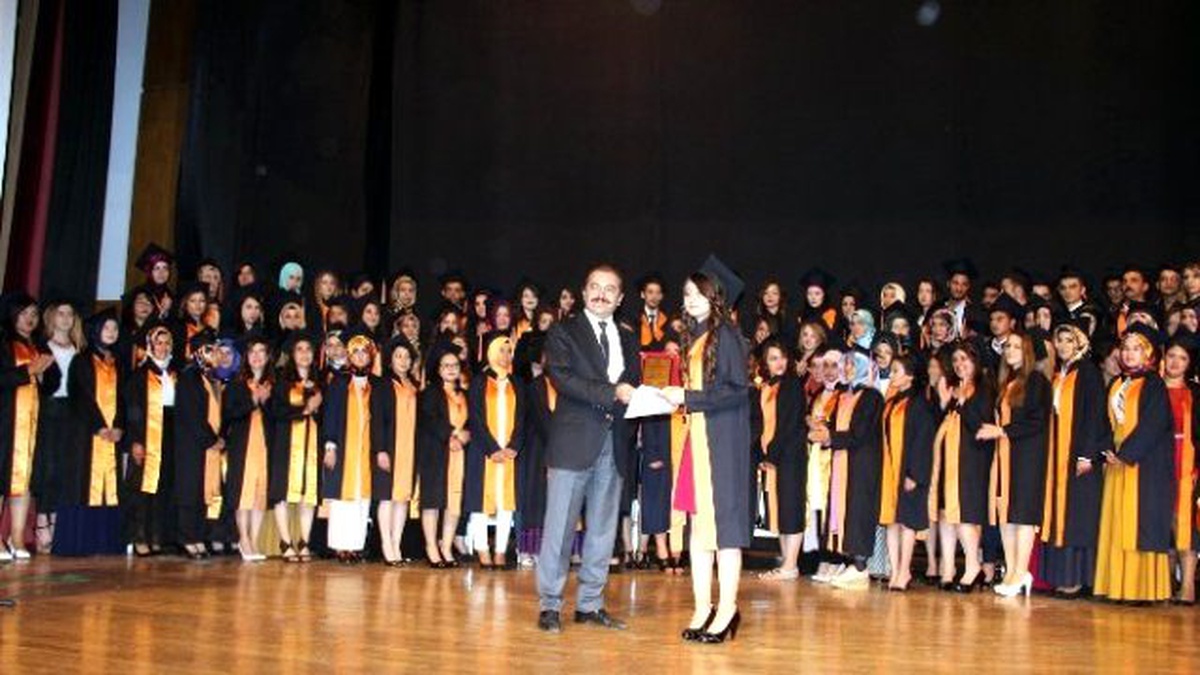 Erü Halil Bayraktar Sağlık Hizmetleri Meslek Yüksekokulu\'nda Mezuniyet Sevinci