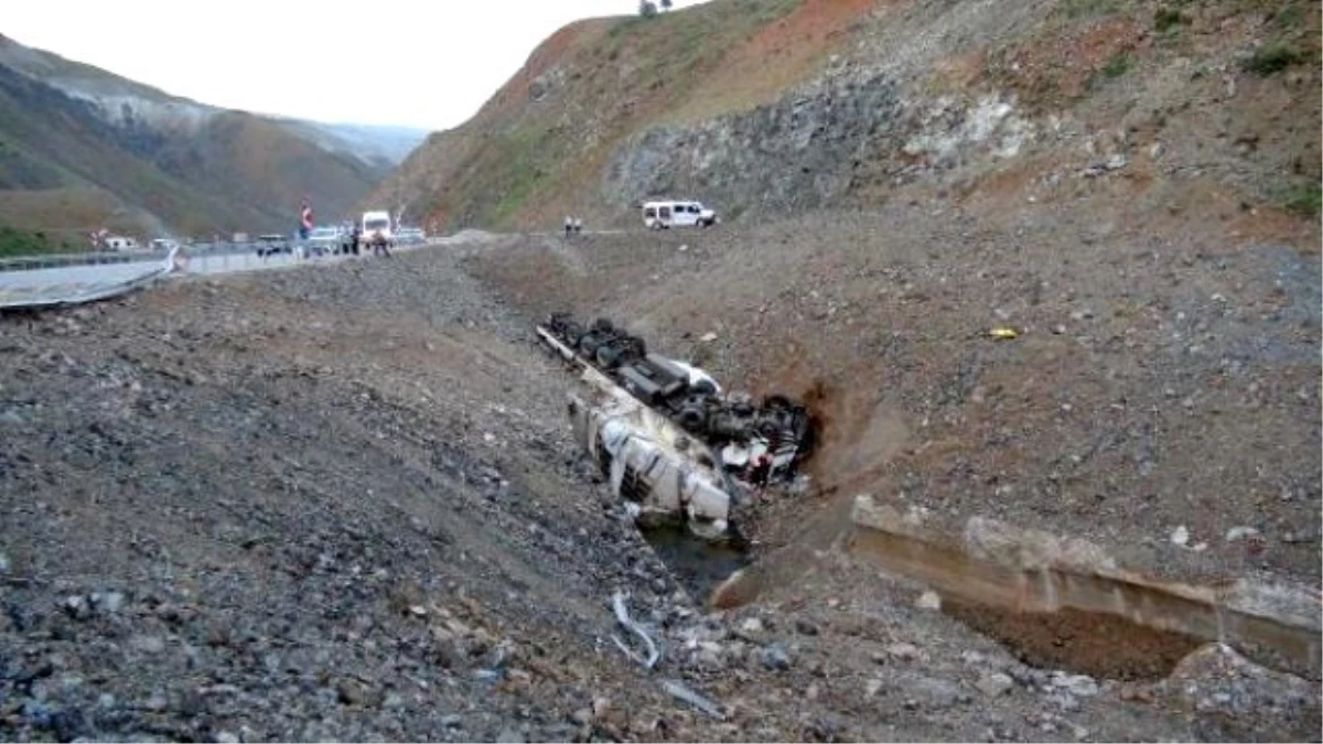 Erzincan\'da Tır Sürücüsü Ölüme Uçtu