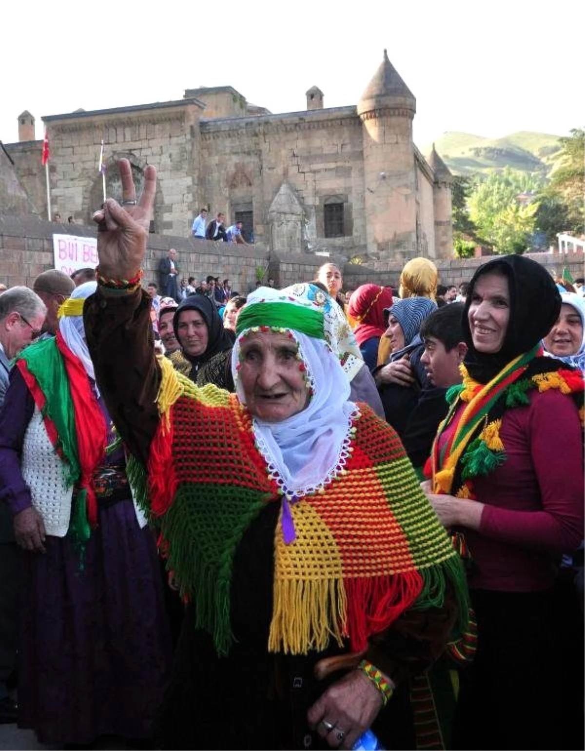 HDP Bitlis\'te Seçim Kutlaması Yaptı