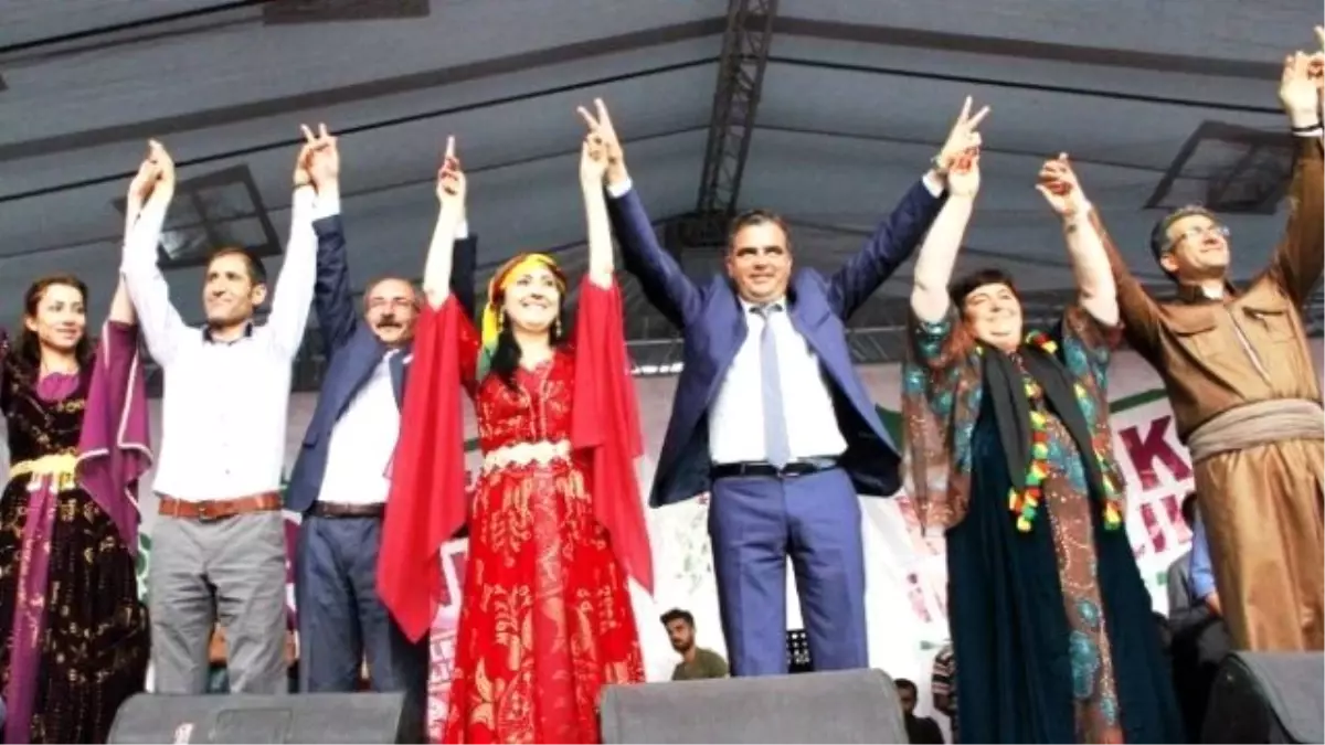 Hdp\'den Seçim Kutlaması