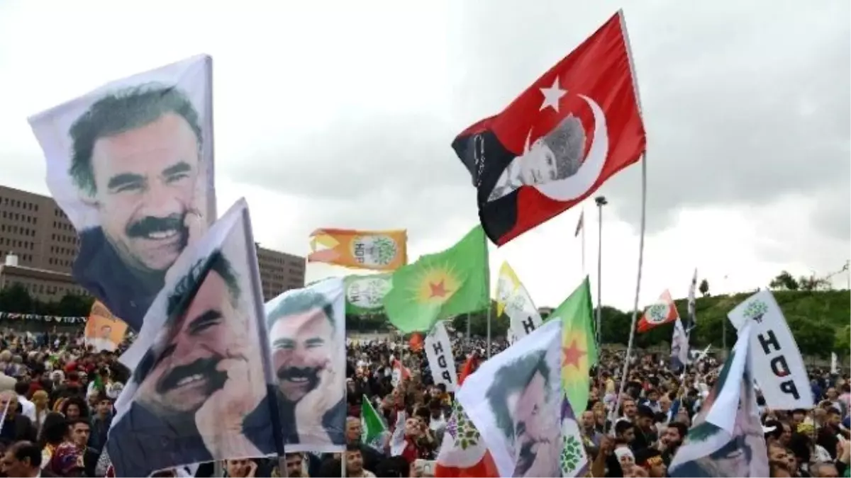 Hdp\'liler, Seçim Sonucunu Bakırköy\'de Kutladı