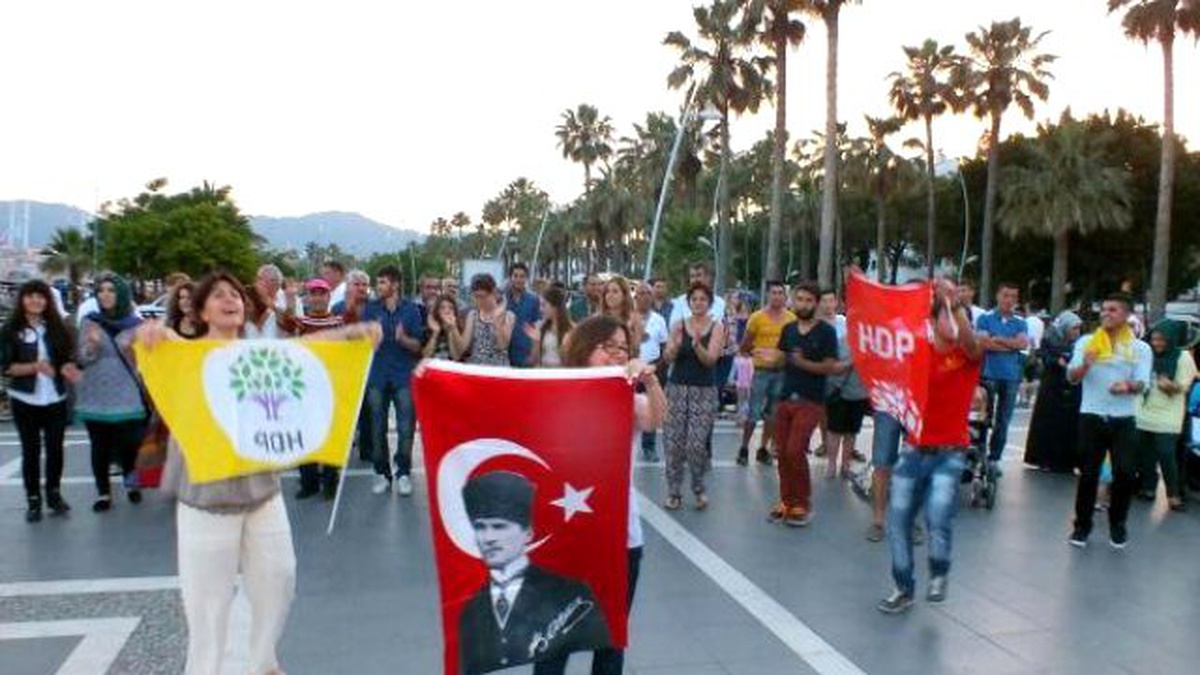 Hdp\'liler Zeybek Oynayıp Halay Çekerek Kutlama Yaptı