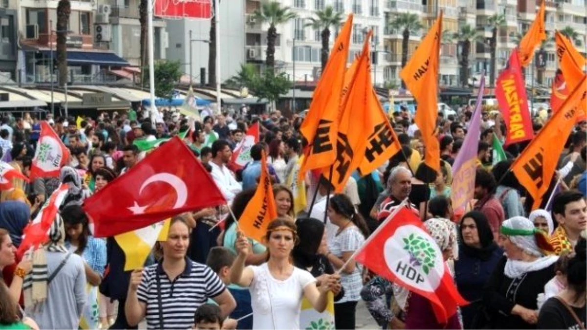 İzmir\'de Hdp\'nin \'Baraj\' Kutlaması