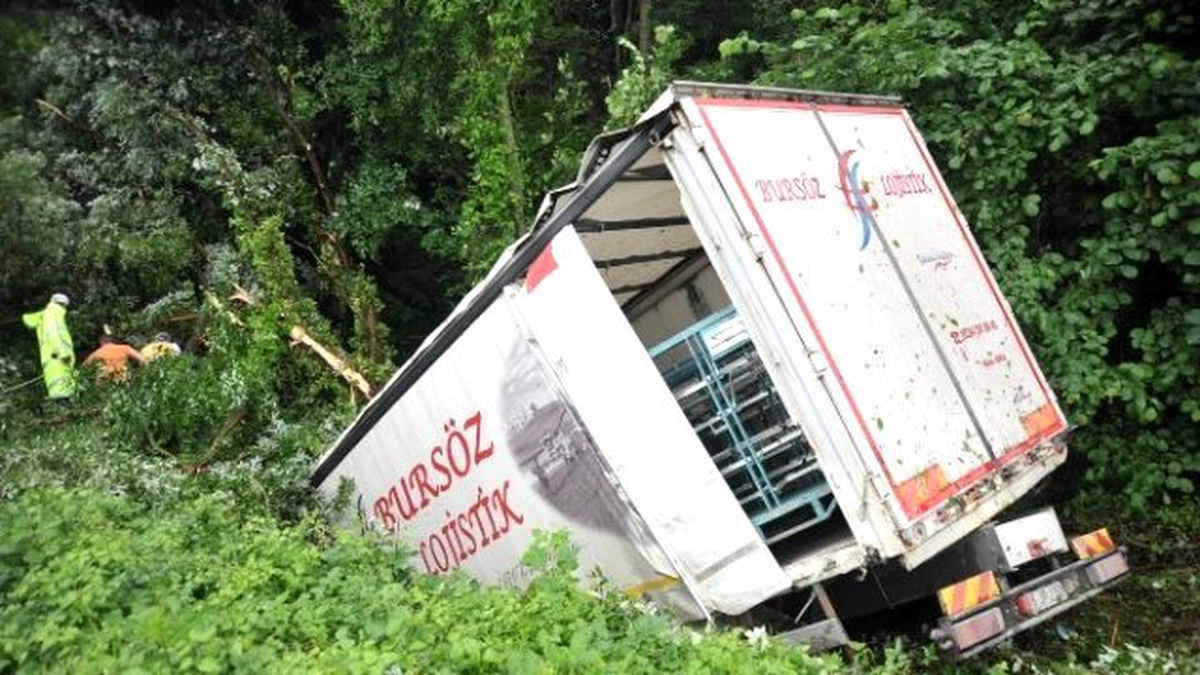 Kamyon 20 Metrelik Çukura Saplandı, Can Pazarı Yaşandı