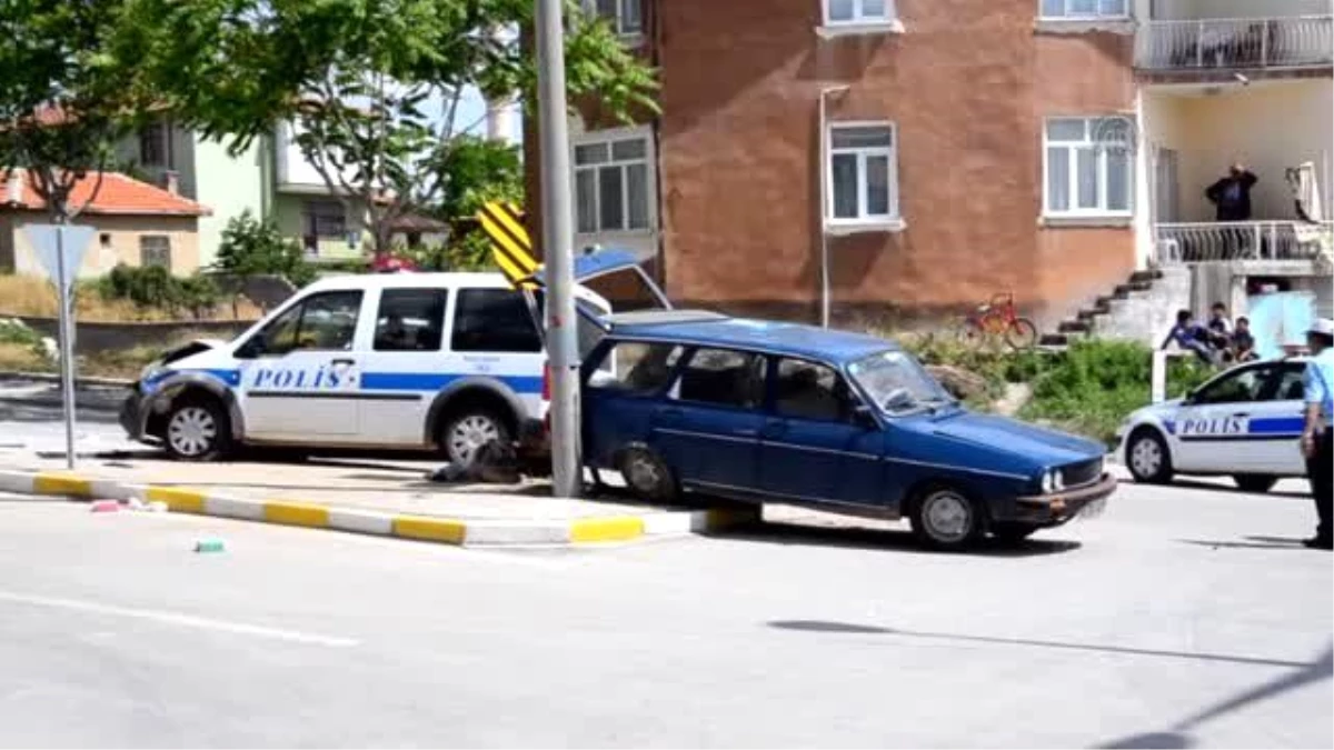 Karaman\'da Polis Aracı ile Otomobil Çarpıştı: 2 Yaralı