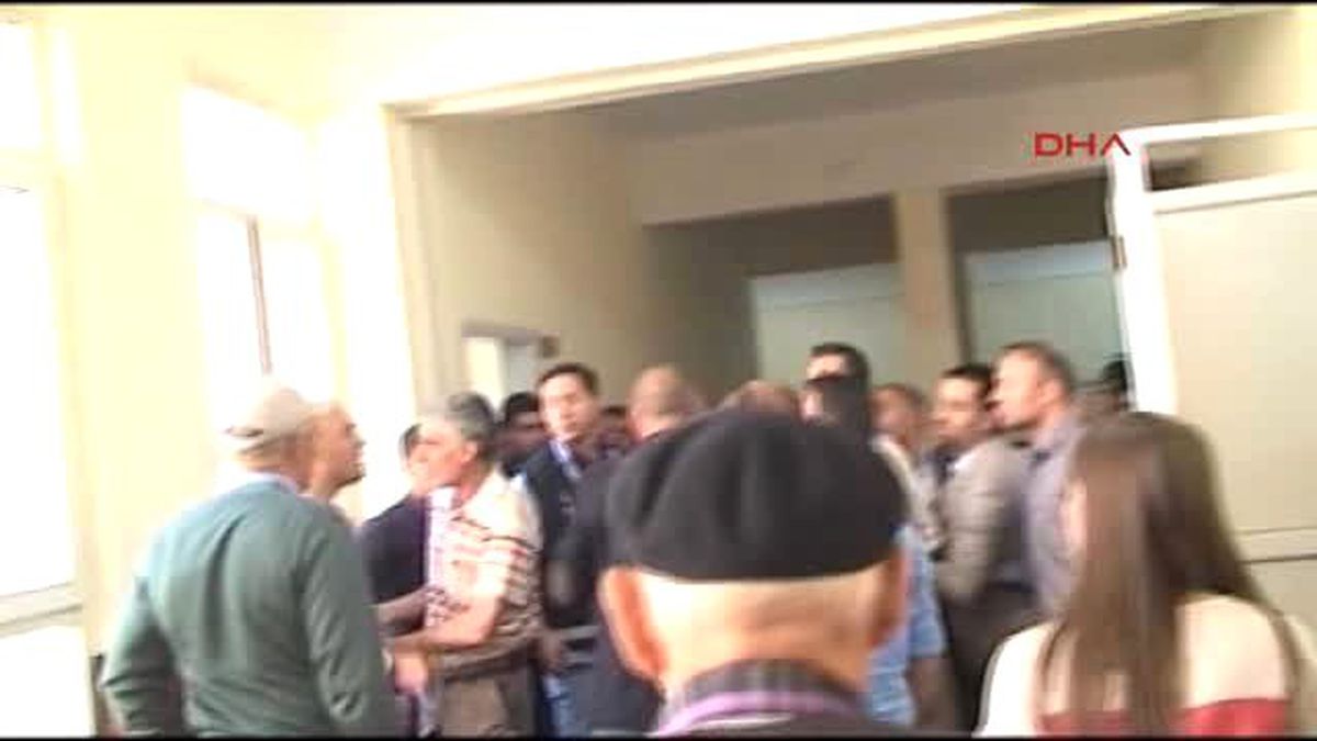 Kars Adliyesi Önünde \'Oylar Çalınıyor\' Gerginliği Yaşandı