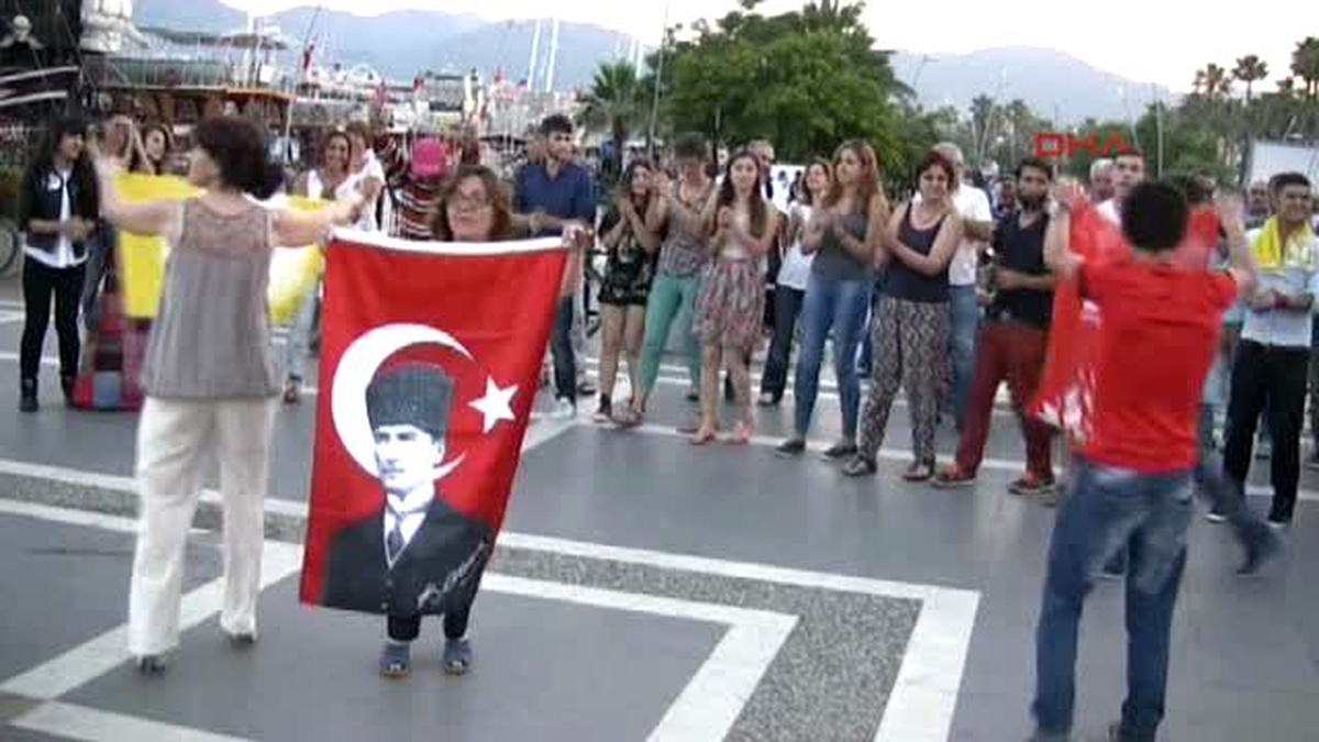 Marmaris Hdp\'liler Zeybek Oynayıp Halay Çekerek Kutlama Yaptı