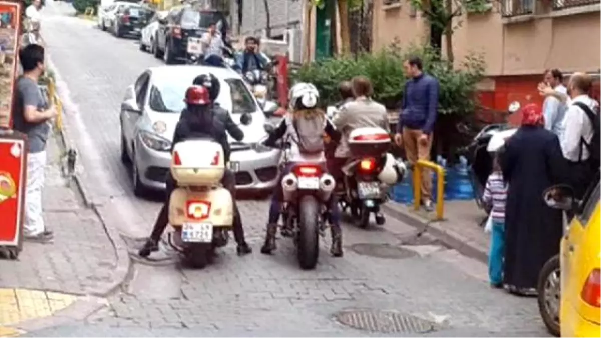 Motosikletli Kadınlarla Otomobil Sürücüsünün "Yol Verme" Tartışması