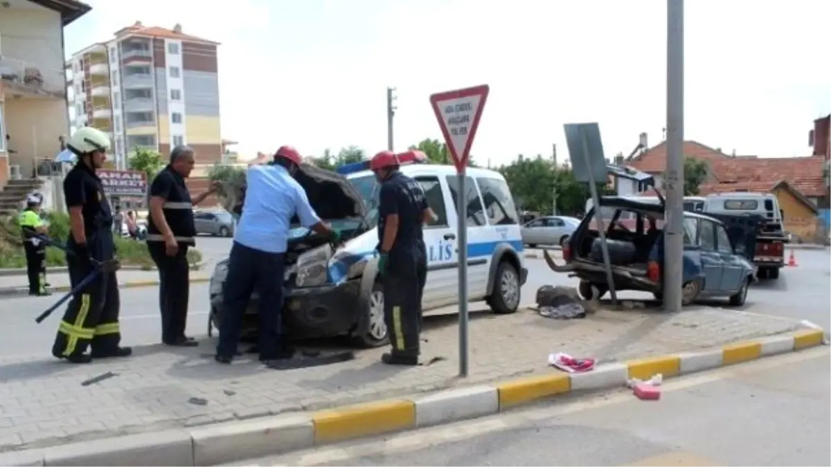 Polis Aracıyla Otomobil Çarpıştı: İki Yaralı