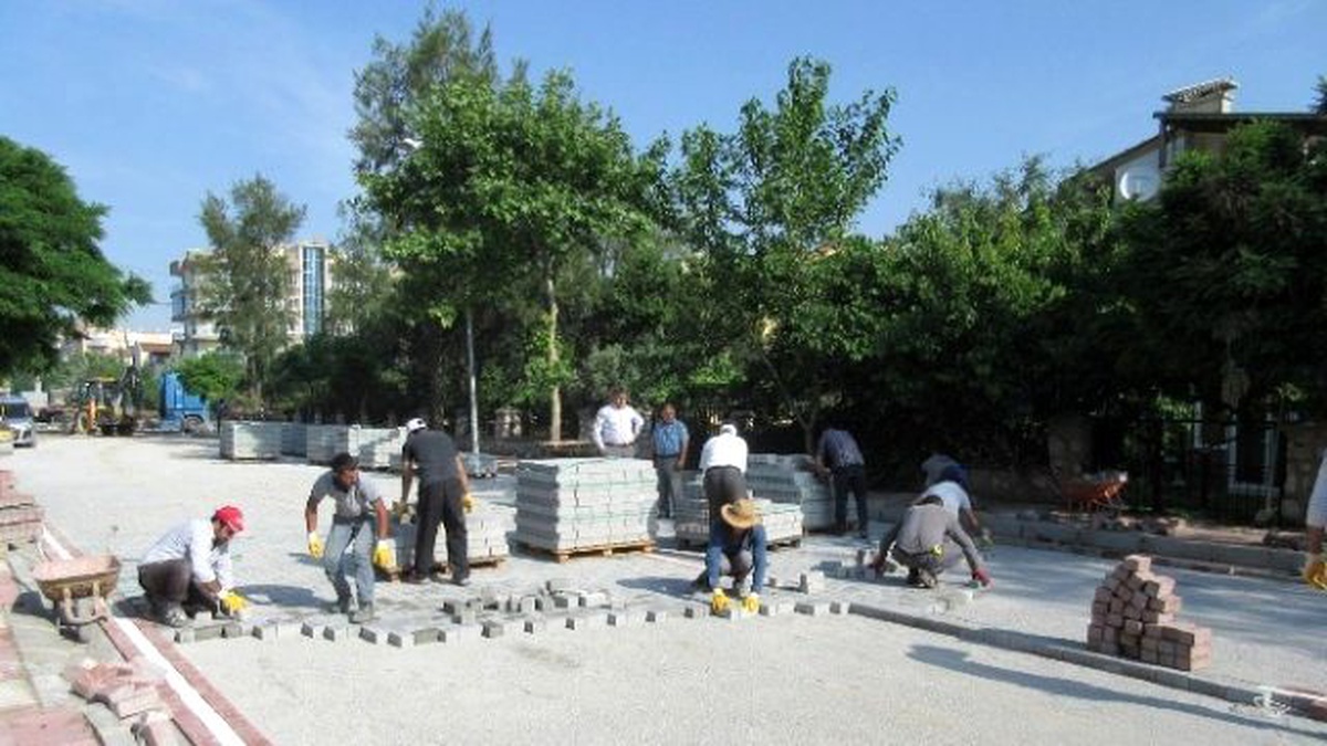 Yunusemre\'de Parke Taşı Döşeme Çalışmaları Devam Ediyor