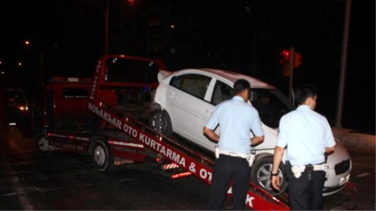 Alkollü Sürücü Trafik Işıklarında Bekleyen Otomobile Çarptı: 6 Yaralı