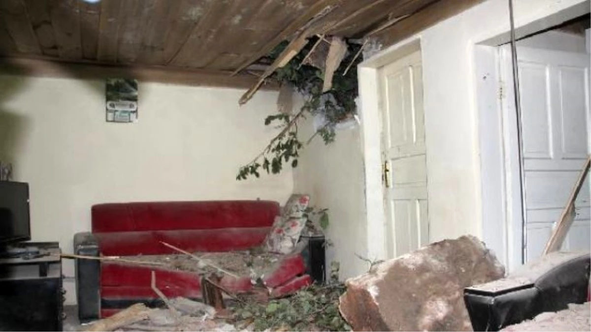 Amasya\'da İki Eve Kaya Parçaları Düştü: 1 Kişi Ağır Yaralandı