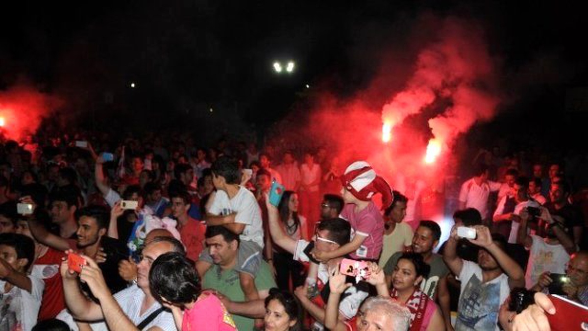 Antalyaspor\'da Taraftarlarla Şampiyonluk Kutlaması