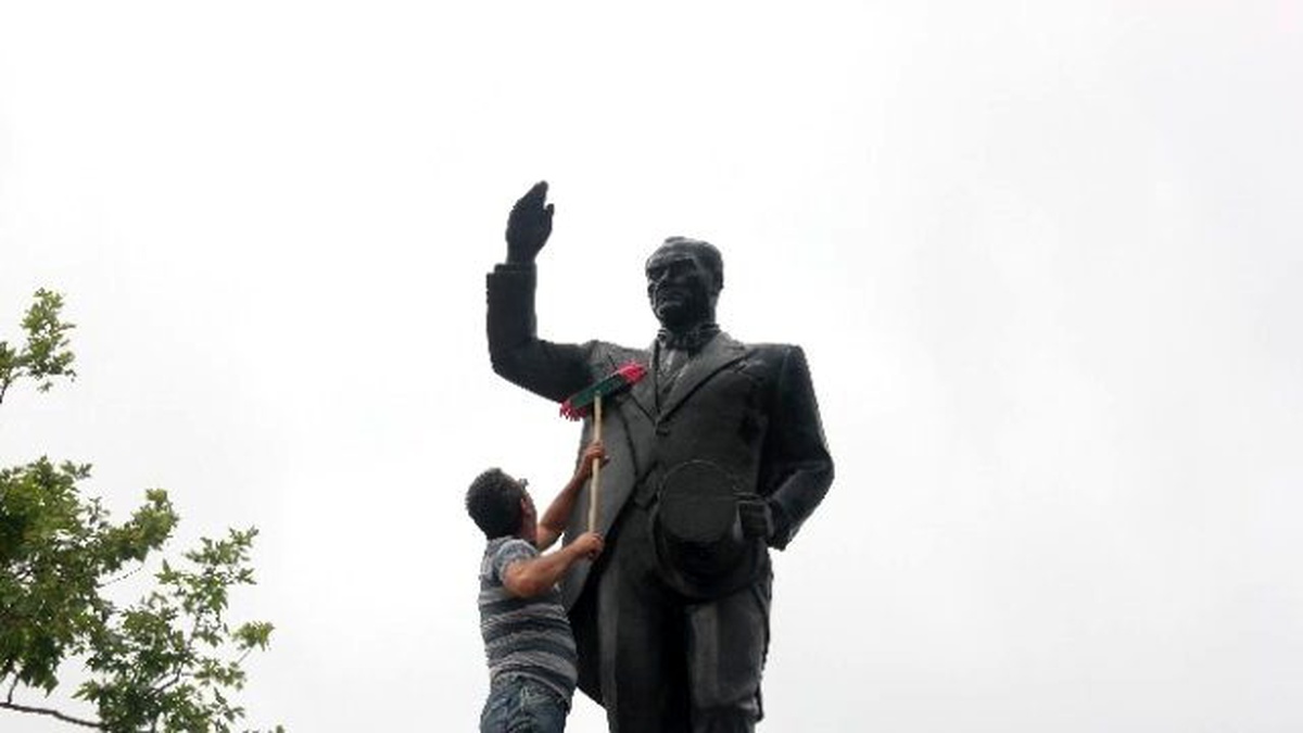 Atatürk Anıtı Temizlendi