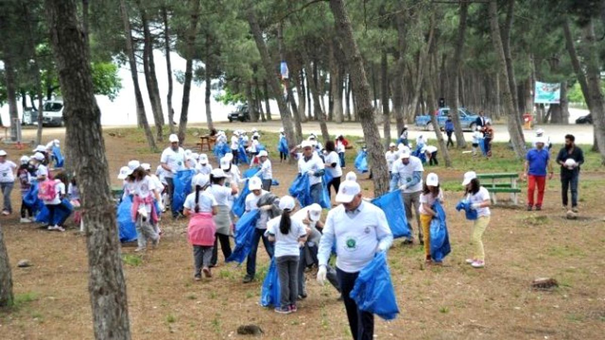 Başkan Çocuklarla Birlikte Çöp Topladı